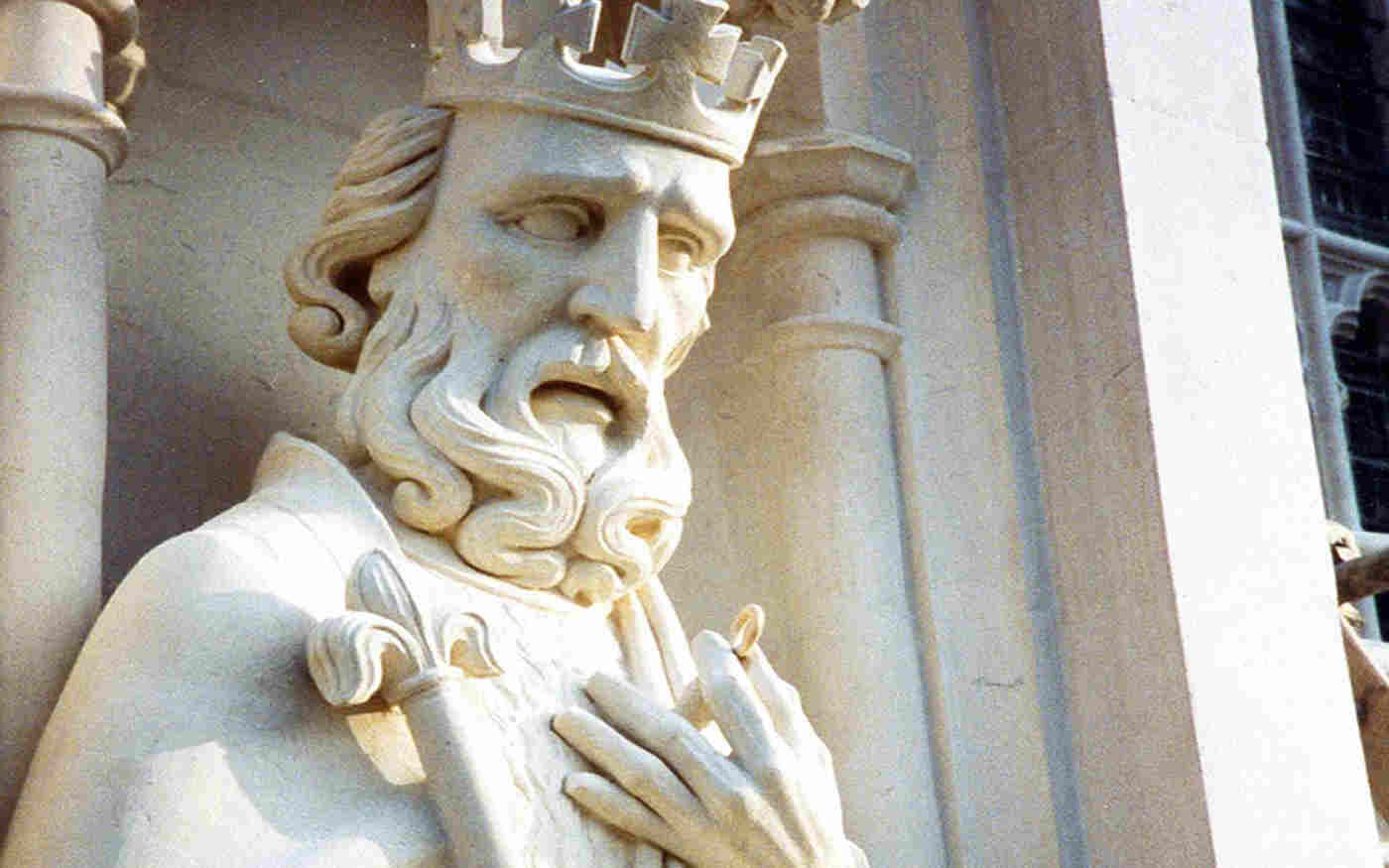 Photograph of St Edward the Confessor statue in Westminster Abbey
