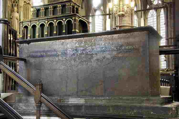 Grey marble tomb of Edward I with the Shrine of Edward The Confessor behind it