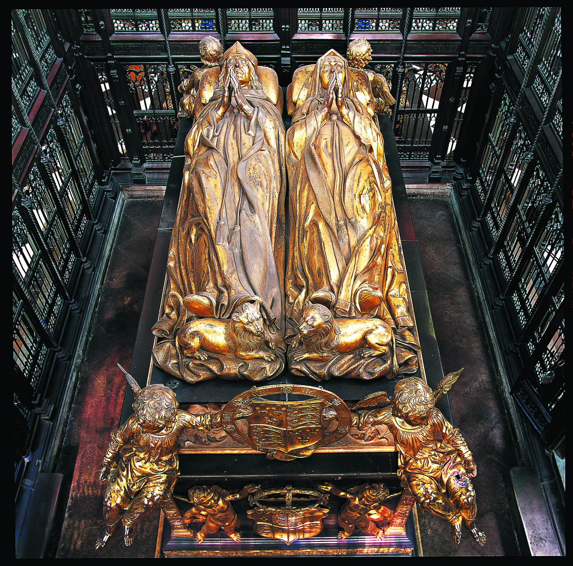 The gilt bronze recumbent effigies of Henry VII and Elizabeth of York on top of their tomb