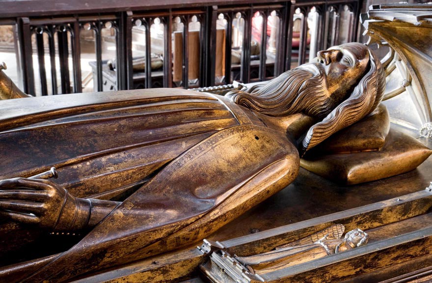 Bronze tomb effigy of Edward III reclining, with his head on a pillow