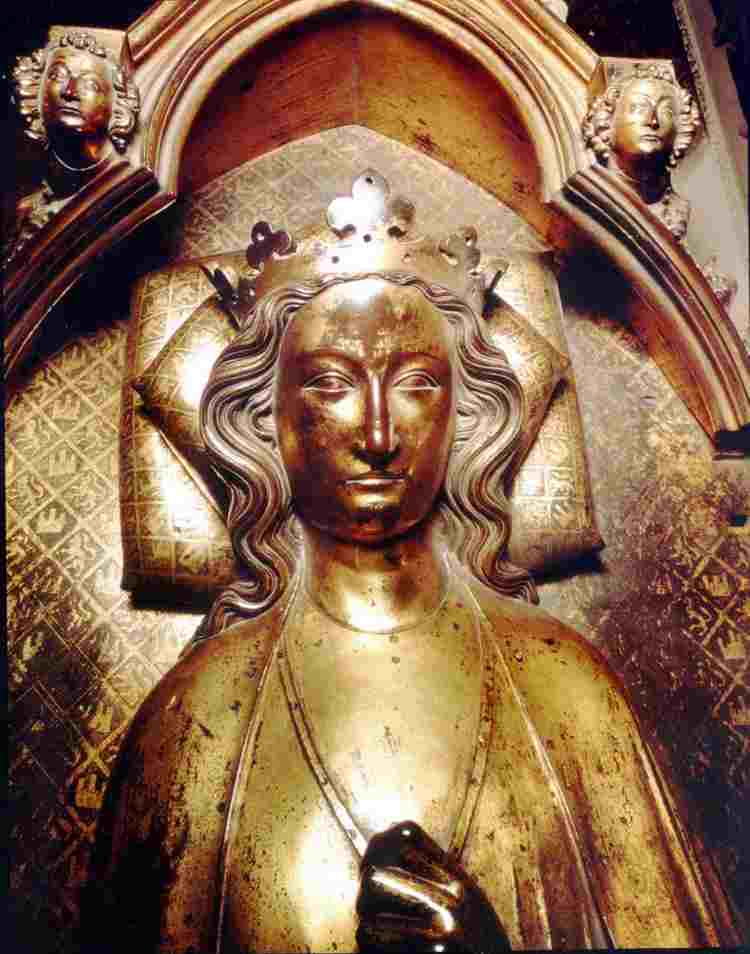 Bronze effigy of Eleanor of Castile, wearing a crown, with her head lying on a pillow