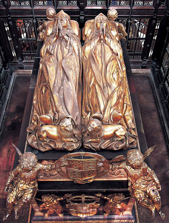 Gilt bronze effigies of Henry VII and Elizabeth of York atop their elaborately decorated tomb