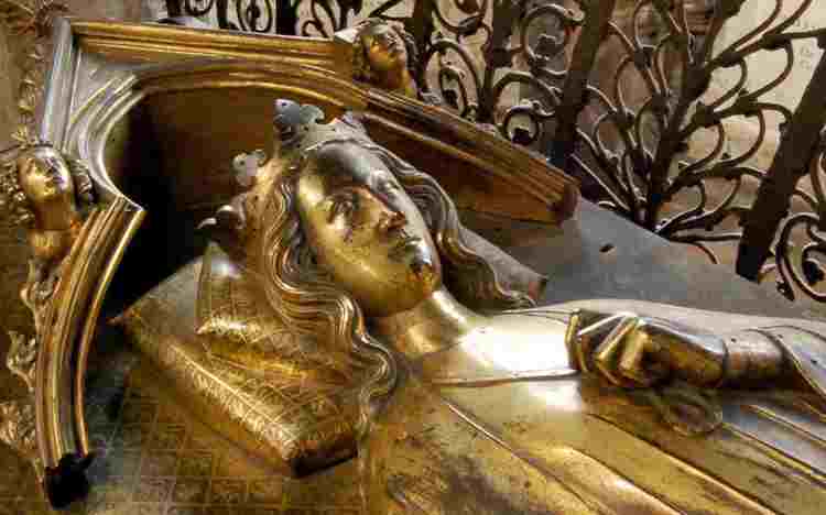 Bronze effigy of Eleanor of Castile, her hand clasping the string of her cloak