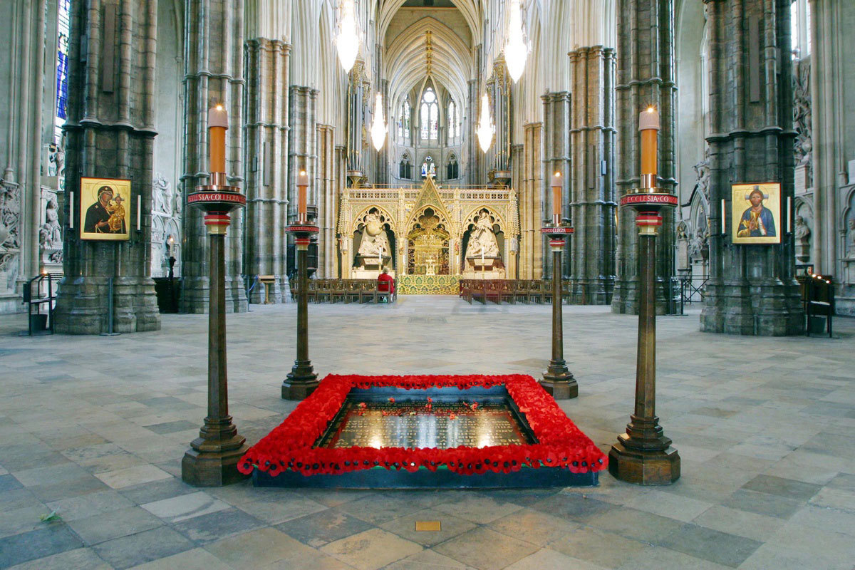 Grave of the Unknown Warrior surrounded by four candles in the nave of Westminster Abbey